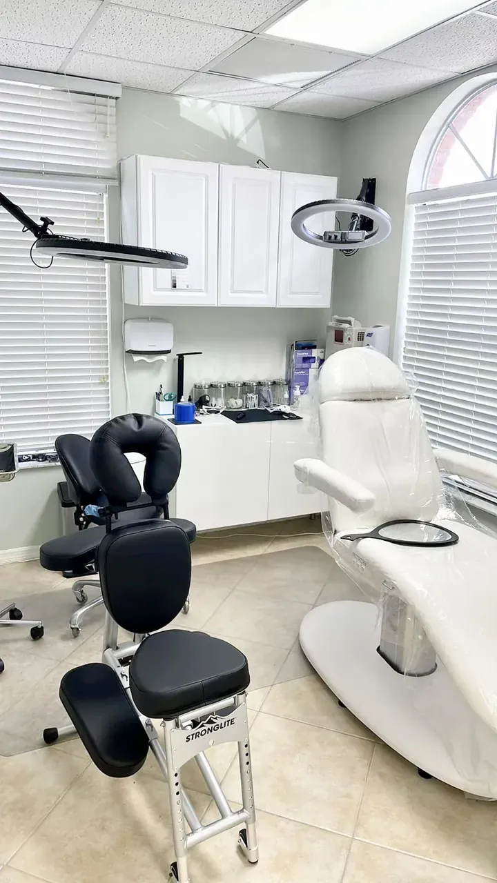 SMP studio treatment room with treatment chair, ring lighting and sanitized pigment workstation
